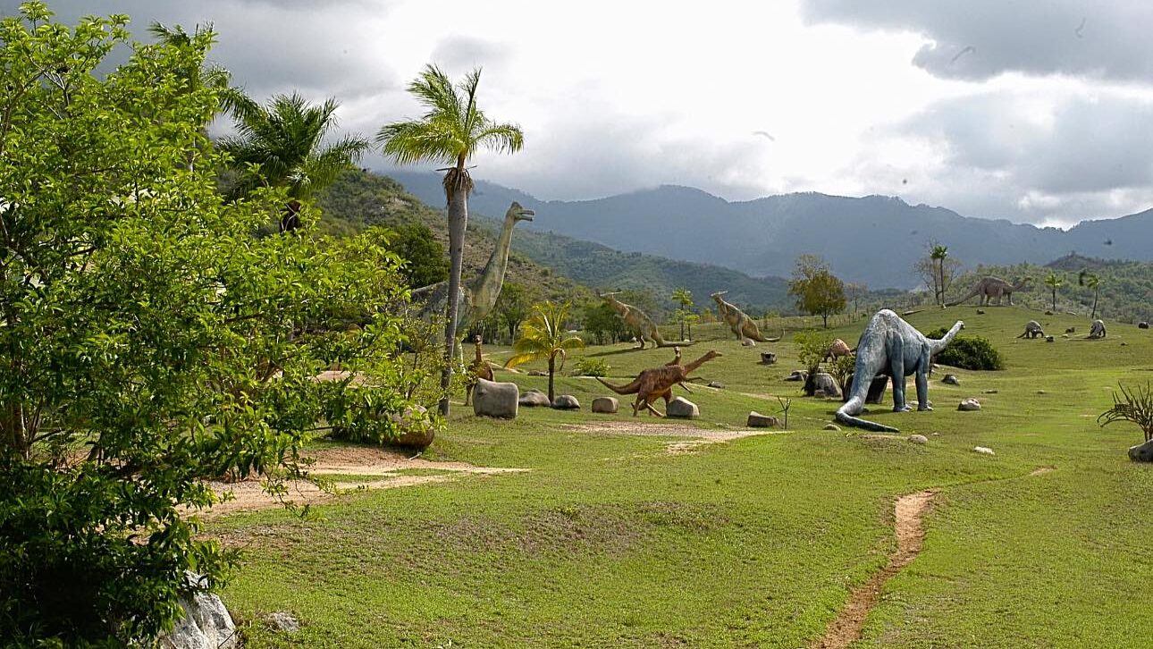 Aventúrate en el Valle de la Prehistoria en Santiago de Cuba, un parque temático único donde las esculturas de dinosaurios y la rica historia natural cobran vida.

